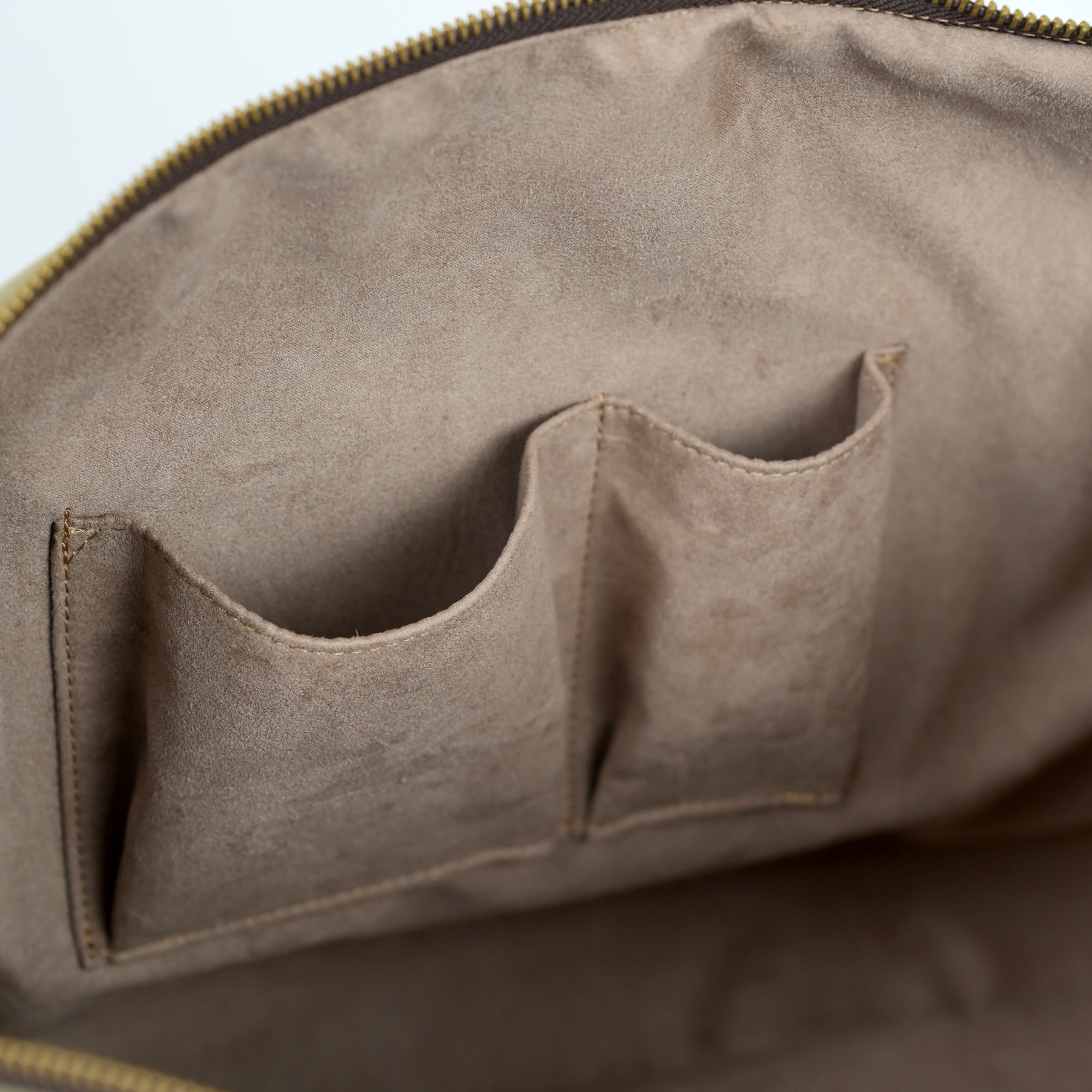 Interior em royal suede com bolsos